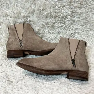 Frye‎ Carly Zip Chelsea Flat Boots Booties Ash Beige Suede Size 7.5 thumbnail 2