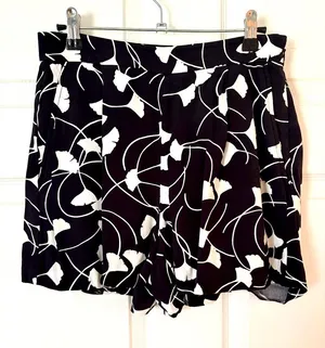 Black and White Floral Women's Shorts by Ann Taylor sz 2 thumbnail 1