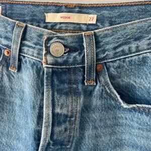 Levi’s Wedgie High Rise Straight Leg Jeans Size 27 Classic Vintage Fit EUC thumbnail 2
