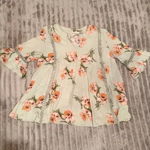 Blu Pepper Women’s Floral Bell Sleeve Top Size Small Sage Green‎ Peplum Blouse thumbnail 2