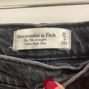 Abercrombie & Fitch High Rise Straight Leg Jeans in Washed Black thumbnail 4