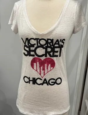 Victoria's Secret Victoria's Secret Vintage Supermodel Chicago Skyline White Graphic Tee thumbnail 4