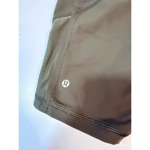 Short lululemon women sz 6 thumbnail 2