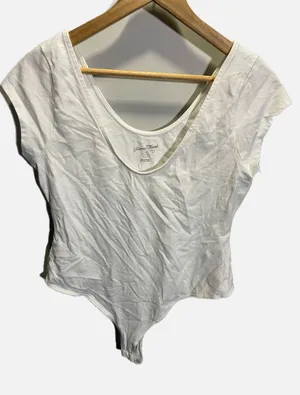 Universal‎ Thread White Short Sleeve Scoop Neck Bodysuit Size Medium thumbnail 1