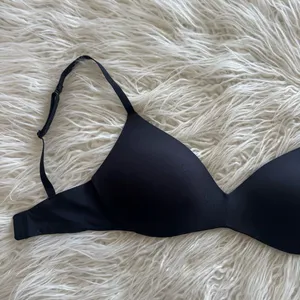 Skims Wireless Form Pushup Plunge Bra Onyx Size 32D thumbnail 4
