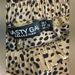 NWOT Nasty Gal Abstract Polka Dot Ruffle Tiered Shorts thumbnail 4
