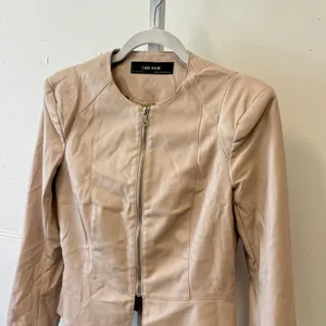 Zara Basic Nude Beige Faux Leather Collarless Zip Up‎ Jacket 3046/031/644 Sm thumbnail 4