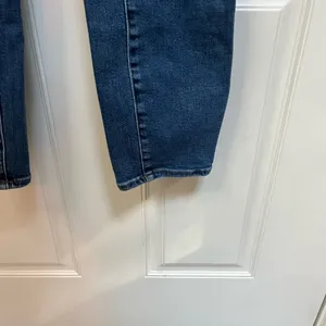 Good American | Good Legs Crop‎ Distressed Denim Jeans in size 8 / 29 stretchy thumbnail 4