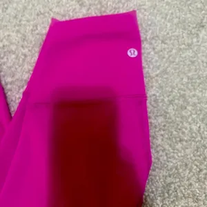 Lululemon PINK leggings size 4 really only wore a couple times great condition thumbnail 1