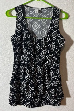 White House Black Market Size XS Scoop Neck Black White Tribal Southwestern Top thumbnail 1