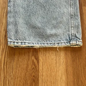 Pacsun 90s Boyfriend Distressed Light Wash Jeans thumbnail 7