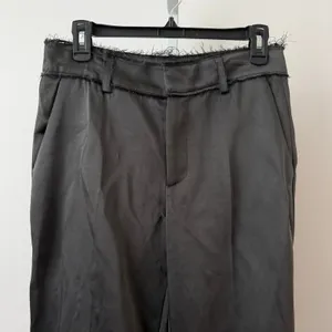 Zara‎ S Black Satin Frayed Waist Tapered Ankle Pants Preppy Classic Minimalist thumbnail 2