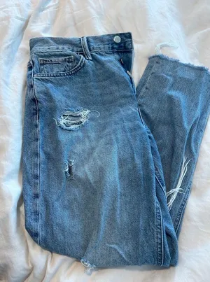 Lightwash distressed jeans thumbnail 7
