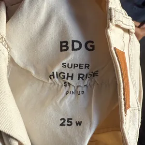 BDG Cream Super High Waisted Denim Shorts Size 25 thumbnail 4