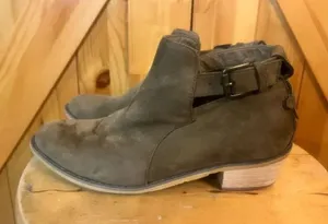 Avanti"Zoey"Brown Faux Suede Heel Belted Buckle Ankle Booties Shoes Women's SZ 7 thumbnail 1