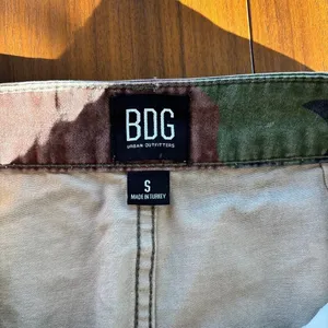 Urban Outfitters BDG Women's Green Camo Denim Mini Skirt Raw Hem Size Small thumbnail 3