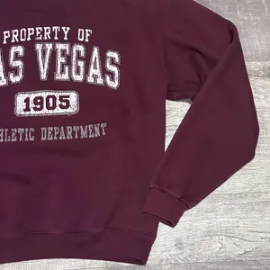 Las Vegas Nevada Crew Sweatshirt Adult M Pullover Distressed Graphic Maroon thumbnail 3