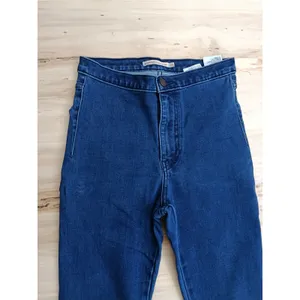 Levi's Runaround Super Skinny Jeans Women's Size XS / 25 High Rise Dark Wash EUC thumbnail 3
