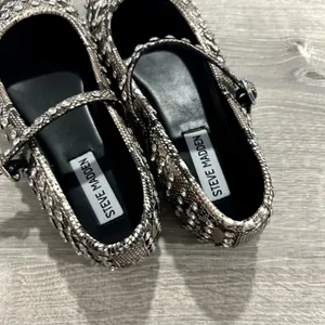NEW Steve Madden Vinette Mary Jane Snake Print Studded Flat Size 6.5 thumbnail 3