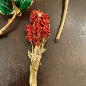 Three vintage rose brooches Red thumbnail 4