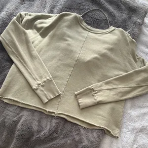 EUC Women’s Free People ooh la Ruffled Sweatshirt Size M Vintage Olive thumbnail 7