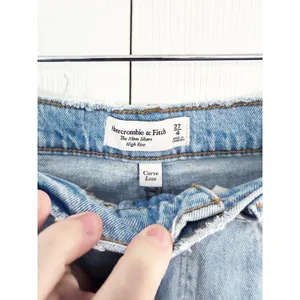 Abercrombie & Fitch Curve Love High Rise Mom Shorts Light Wash Distressed thumbnail 7