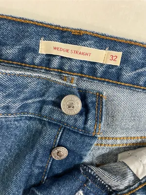 Levi’s NWT Wedgie Straight Leg High-Rise Jeans in Blue Size 32 thumbnail 10
