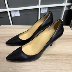 Michael Kors Classic Pointed Toe Pumpe Black Women's Heels thumbnail 4