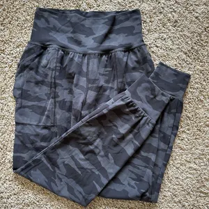 Athleta Womens Size XS Salutation Camo Jogger Pants Gray‎ Black Athleisure thumbnail 1