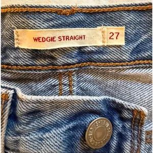 Levis Jeans Wedgie Straight Womens Size 27 Blue High Rise Distressed Button Fly thumbnail 6