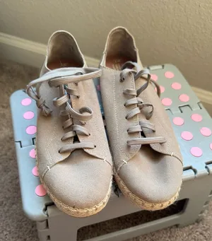 Tom’s tan sneakers size 7 thumbnail 1