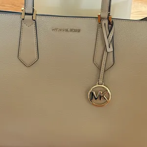 MICHAEL Michael Kors Kimberly Large Beige Tote and Mini Detachable Wallet thumbnail 2