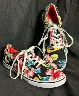 Vans Women's Black Hawaiian Floral Lace-Up Canvas Sneakers 6.5 thumbnail 1