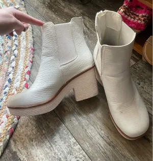 Boots White Size 8 thumbnail 1