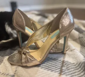 Betsey Johnson ABI Metallic Bow Peep Toe Heels 8.5M thumbnail 1