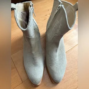Diba True Get Crackin' western booties boots cowgirl beige suede sz 7 thumbnail 3