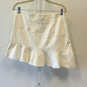 AQUA Denim Ruffle Asymmetric Hem Mini Skirt Size L Raw Edge Side Zip White thumbnail 2