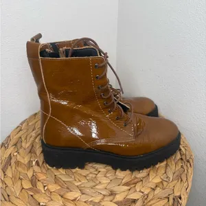 Anthropologie Boot Lace up Moto Patent Camel Brown Leather Ankle Boots thumbnail 3