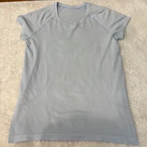 Lululemon Womens Swiftly Tech 12 Blue Athletic Top Workout Preppy Yoga Pilates thumbnail 1