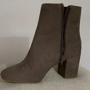 Old Navy Boots Women's Size 10 Grey Suede Leather Pointed Ankle Boots like new one worn thumbnail 2