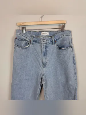 Abercrombie 90s Relaxed Jeans High Rise Light Wash Size 31 Regular thumbnail 2