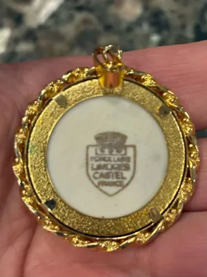 Limoges Courting Couple Black and Gold Figural Round Pendant thumbnail 2