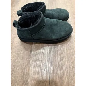 UGG Classic Ultra Mini Black Suede Sheepskin Ankle Boots 1116109‎ Womens 9 thumbnail 4