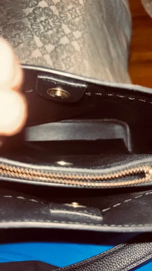 Source Unknown BLACK PEBBLED FAUX LEATHER HANDBAG/CROSSBODY T DESIGN GOLD TONED HARDWARE thumbnail 15