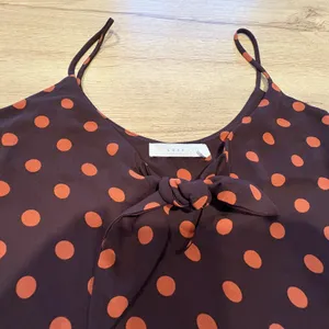 Lush womens Camisole brown/carmel polkadot front bow strappy cropped Small‎ thumbnail 2