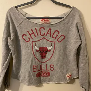 Women's Sportiqe Gray Cropped Round Neck Chicago‎ Bulls Long Sleeve Tee Small thumbnail 1