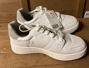 H&M NWT Women white sneakers size 6 thumbnail 1