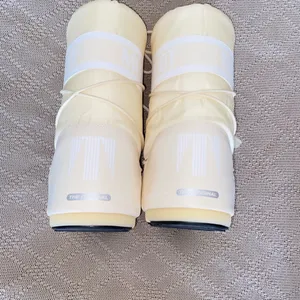 Moon boots Size 7 thumbnail 5