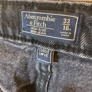 Abercrombie & Fitch Curve Love High Rise‎ Mom Jeans Faded Black Denim 33/16R thumbnail 3