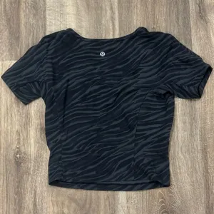 Lululemon Nulu Cropped Slim Yoga Short Sleeve Le Tigre Camo Deep Coal Women’s 8 thumbnail 3